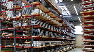 [Translate "International (France)"] [Translate "France"] Offener Gang einer Verfahranlage. Die restlichen Kragarmregale werden zusammengeschoben.