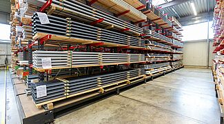 [Translate "International (France)"] [Translate "France"] Sobald der Gang komplett geöffnet ist, kann man die Kragarmregale bedienen.