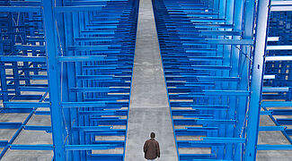 [Translate "International (France)"] 75 mètres de long, 8 mètres de haut – les dimensions du système de rayonnage du nouveau centre de distribution de DORAS sont impressionnantes.