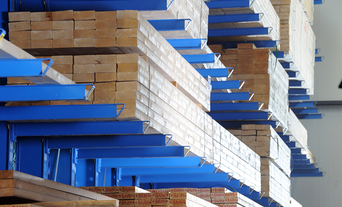 Kragarmregale in Blau zum lagern von Holz